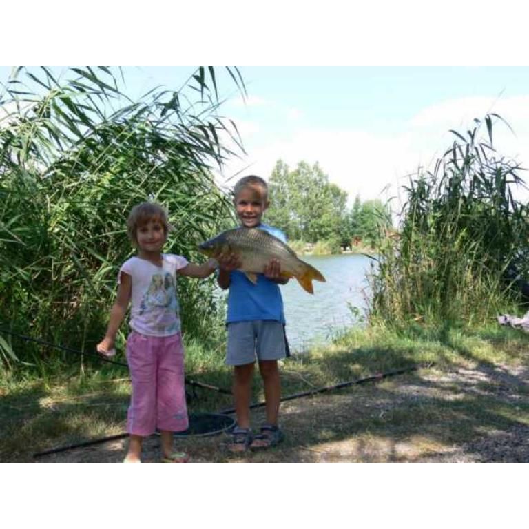 Petike és Esztike a 3,7 kg-s pontykával.