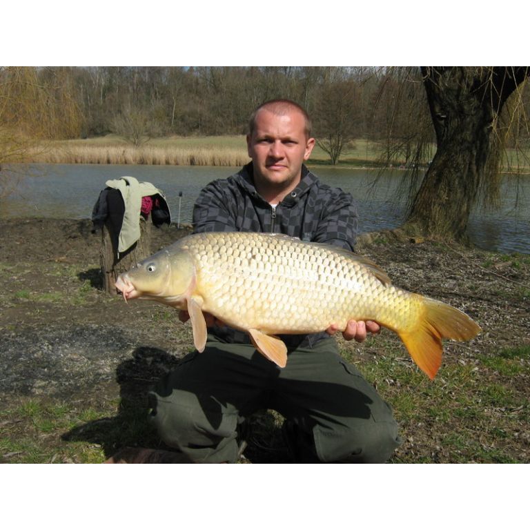 Unokaöcsém a maga 6kg-os pontyával büszkélkedik.