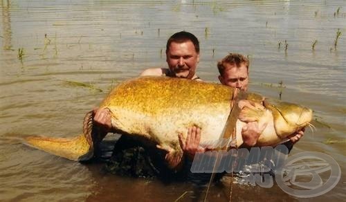 Ezt a hatalmas halat két ember is alig bírja megemelni!