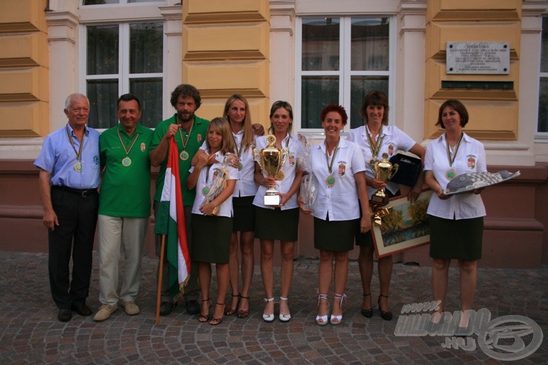 Ezekért a pillanatokért megérte ellátogatni Szolnokra! A világbajnok magyar csapat és az egyéni bronzérmes Devecseriné Rimer Noémi