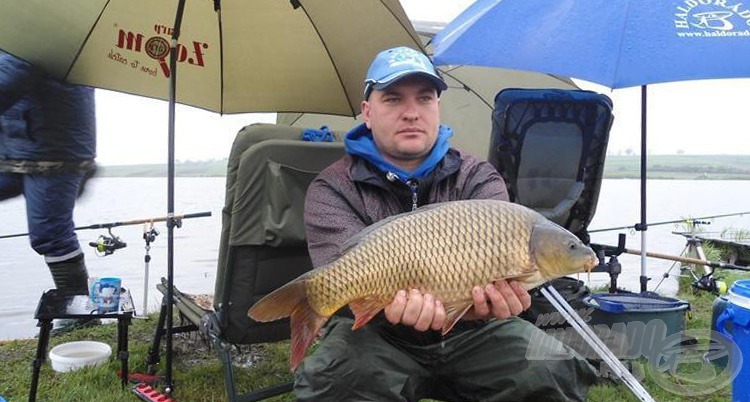 István és a sokat érő 2,5 kg-os pontyunk