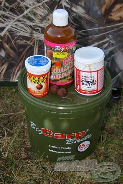 A csalogatóanyag Big Carp Halibut pellet és Big Carp alapanyagokból készült polip és tintahal ízesítésű bojli volt. A pelletet a beetetés előtt (minimum 1 órával) CSL Double Magnet Liquid Booster Squid & Octopus aromába áztattam