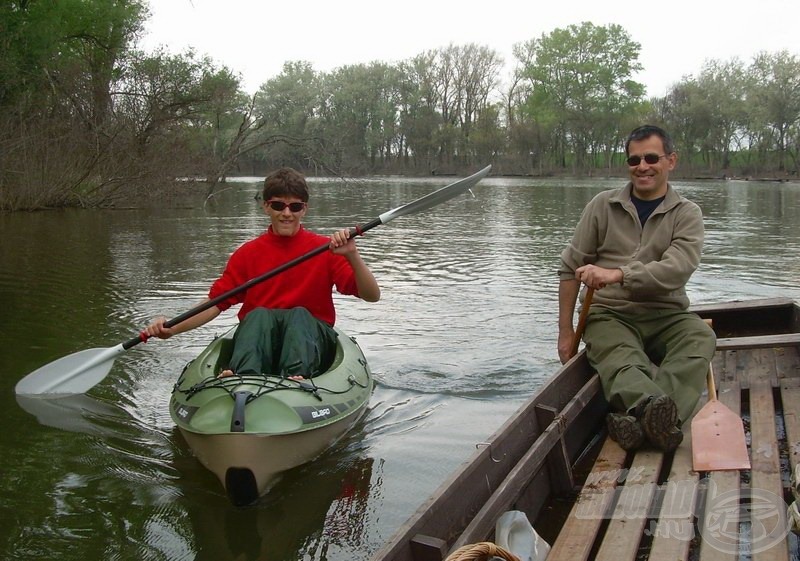 A komótosan lapátoló kajakossal két evezős is alig tud lépést tartani a ladikban