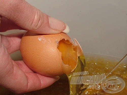 Üssük fel egy nagy edényben a szükséges tojásmennyiséget. Az edény méreténél arra ügyeljünk, hogy a folyékony és a majd hozzáöntendő szárazanyag mennyiségének megfelelő méretű legyen