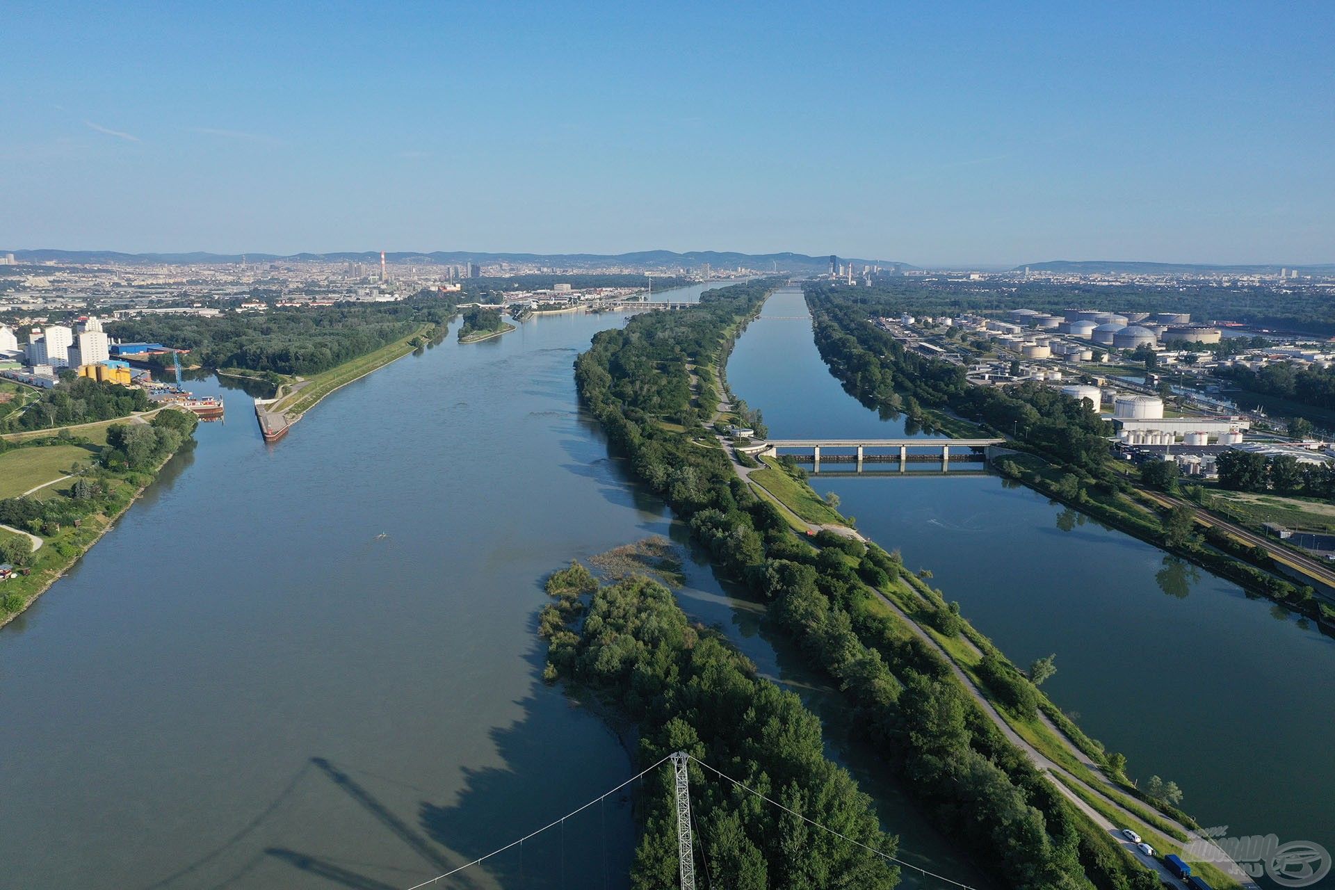 Bal oldalon a főmeder, jobb oldalon az Új-Duna, amely a folyóval párhuzamosan halad mintegy 21 km hosszam Bécs városán keresztül, az alsó-ausztriai Langenzersdorf községben a főfolyó csomópontjától, a 21. kerületen keresztül egészen a főfolyóval való összefolyásig. Árvízvédelmi célból épült az Új-Duna, amely elvezeti és tehermentesíti a főmedret, megvédve a fővárost. Vize lassan áramlik, egyes helyeken áll, mivel zsilipekkel szabályozott szakaszokról van szó