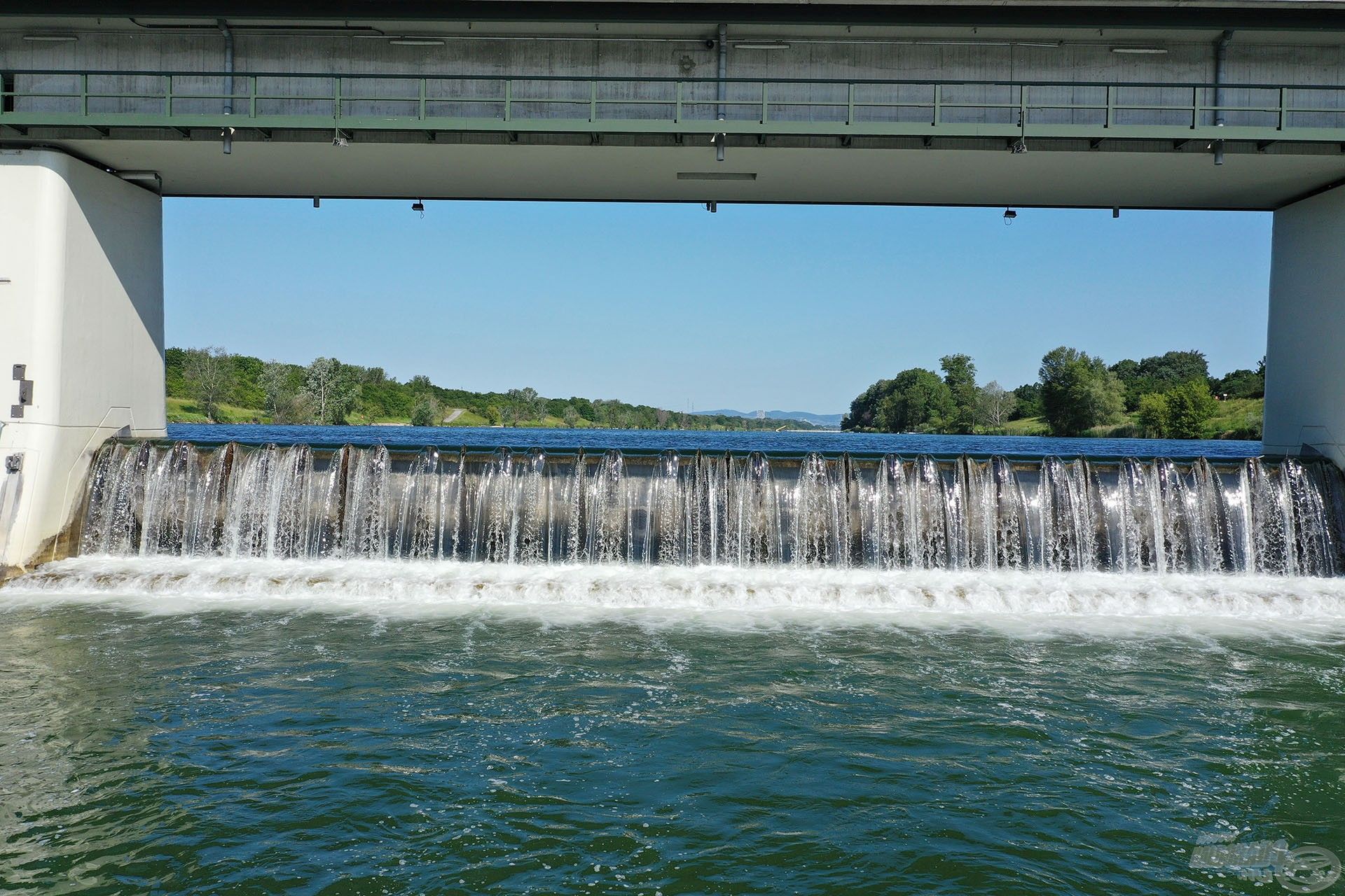 A Duna magas vízállása miatt szinte folyamatosan zúdult át a víz a zsilipeken