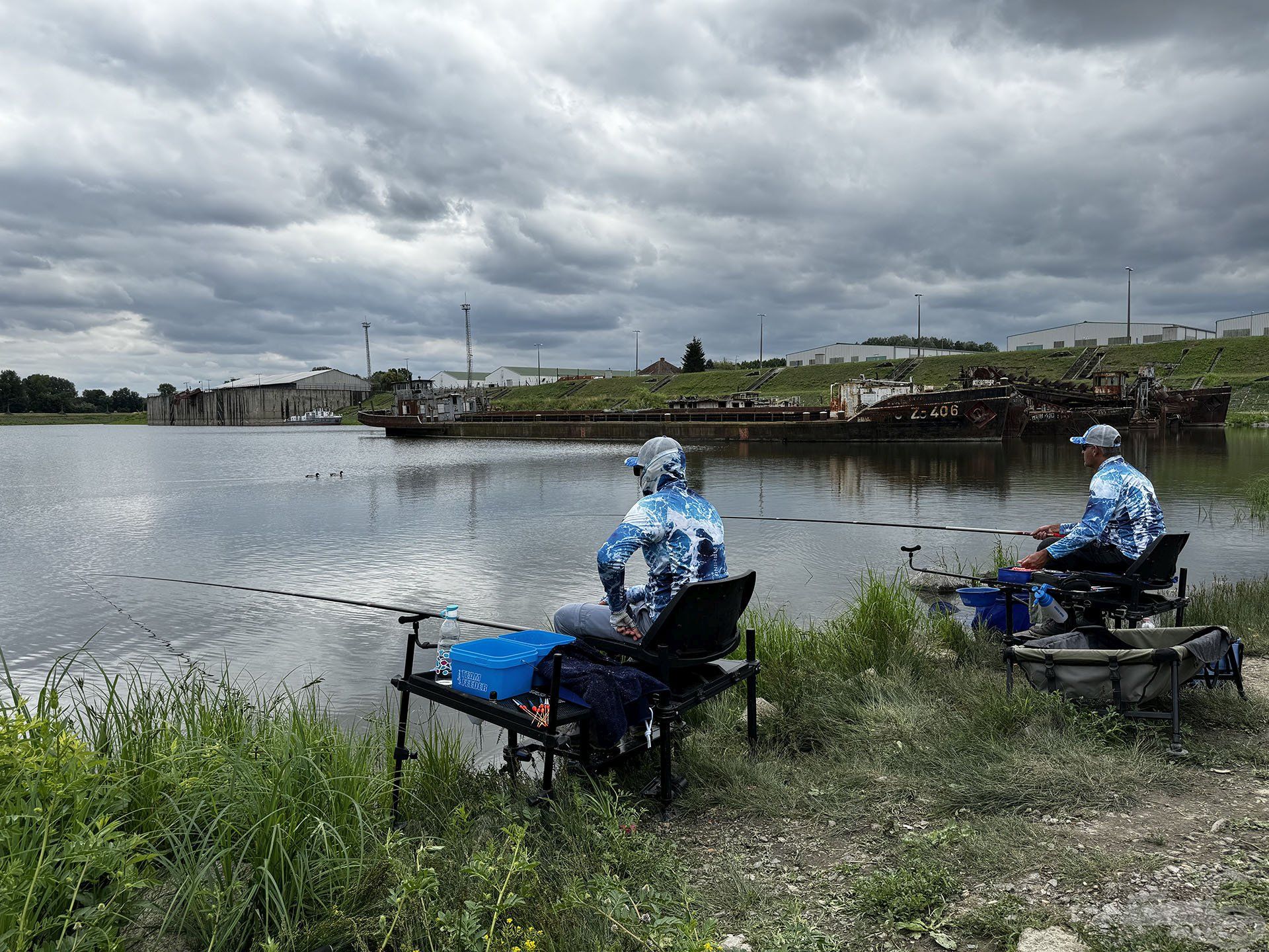 A Szegedi Medencés-kikötőben, amely közvetlen összeköttetésben van a Tisza folyóval, horgásztunk együtt, újfent busára