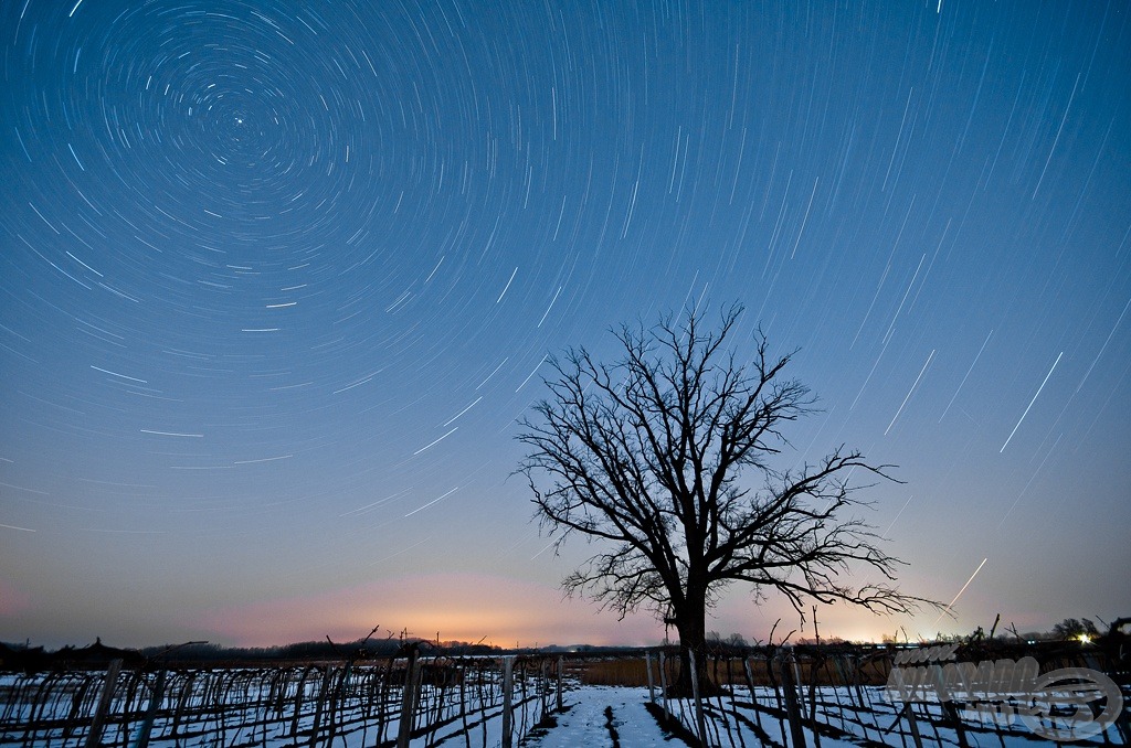 Téli örvény (a fotó 40 perces expozíciós idővel készült, így ívet húznak a csillagok a sarkcsillag körül)