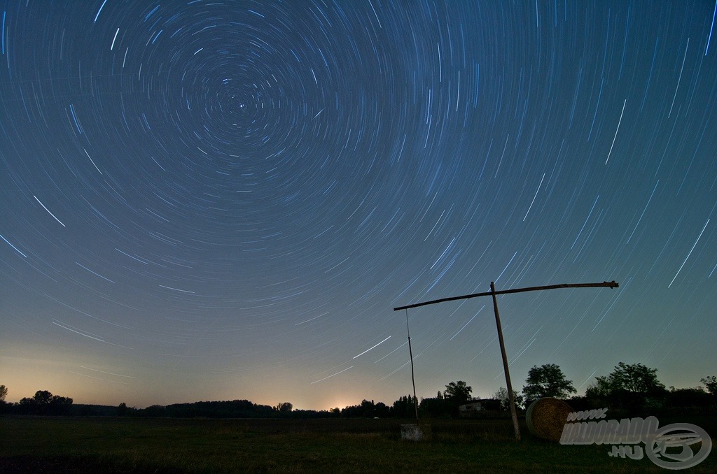 Egy sokat látott gémeskút 40 perce (a fotó 40 perces expozíciós idővel készült, így ívet húznak a csillagok a sarkcsillag körül)