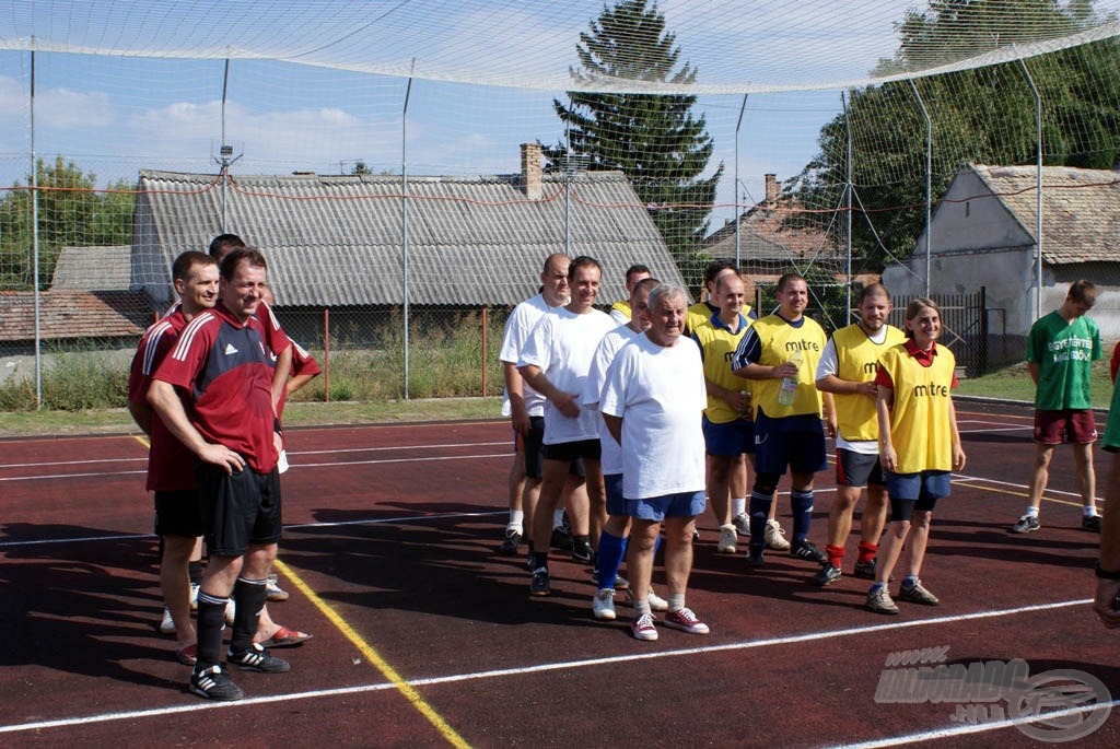 A megnyitó, itt még őszinték a mosolyok