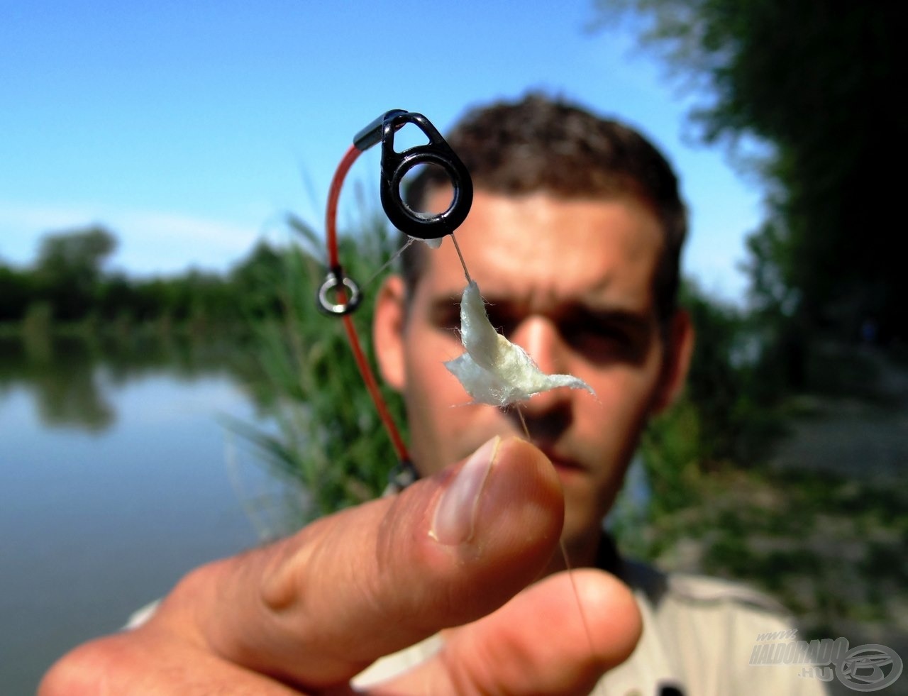 A Nevis Whisper feeder hatalmas gyűrűi sok kínlódástól megóvnak minket, hisz oda garantáltan nem ragad be a szösz