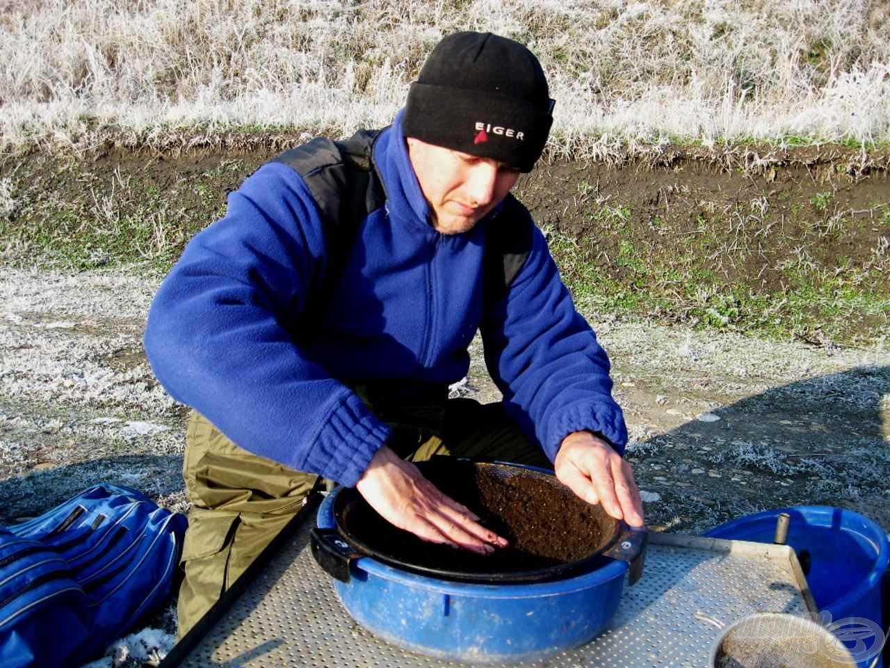 Egy téli horgászaton még Sisa Józsi mutatta meg, miként lehet a Pelletes Feketéből method kaját varázsolni