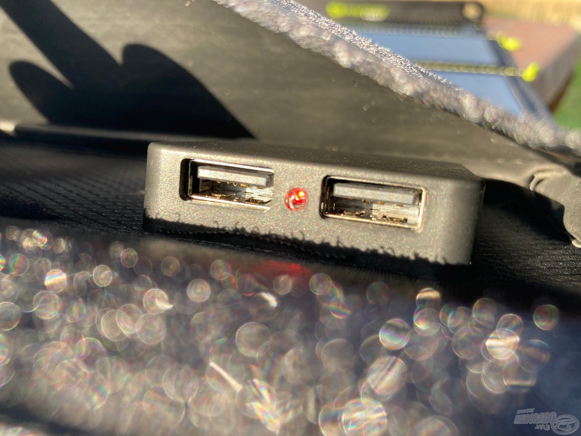 A két darab, 5 V feszültséget 2,4 A áramerősséget biztosító USB port lehetővé teszi az optimális áramszolgáltatást