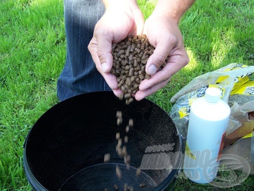 Először tegyük bele egy üres és tiszta vödörbe a receptben feltüntetett CSL pellet mennyiséget…