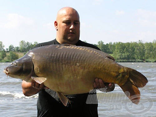 Christian egy 20 kg-os tükrössel, amely a 100 méteren elhelyezett etetésről jött