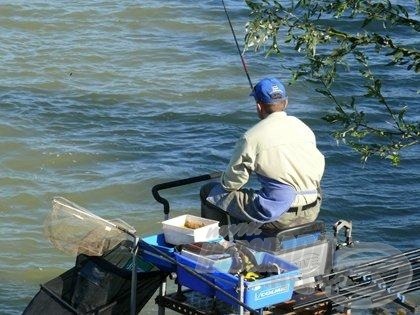 Itt már egy jól felszerelt, csúcsminőségű láda látható, a hozzá csatolható tartozékokkal. Igazából ez már csak versenyhorgászathoz kell