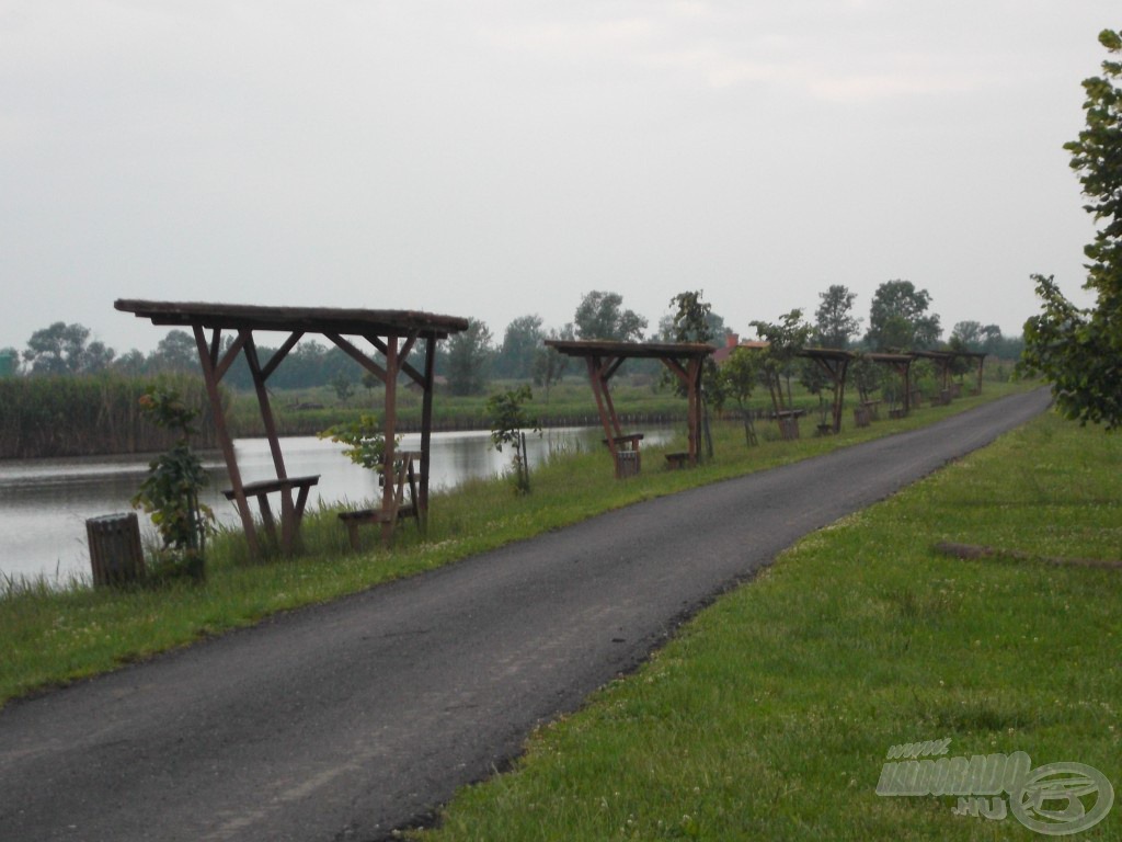 A két horgászható tó között aszfaltozott út található, így a bepakolás is kényelmes a horgászhelyekre