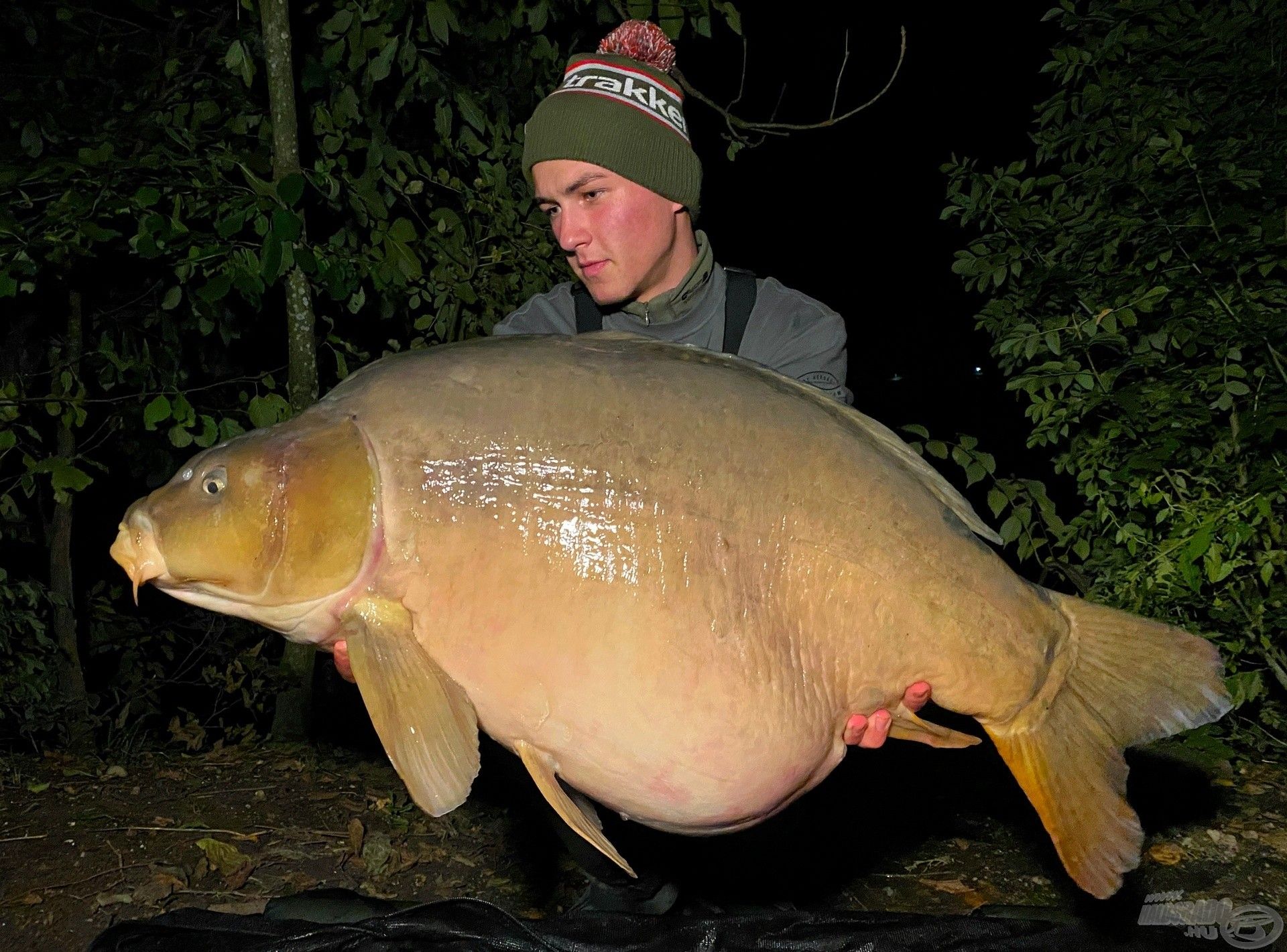 … ez a kerek tükrös pedig 22,2 kg volt