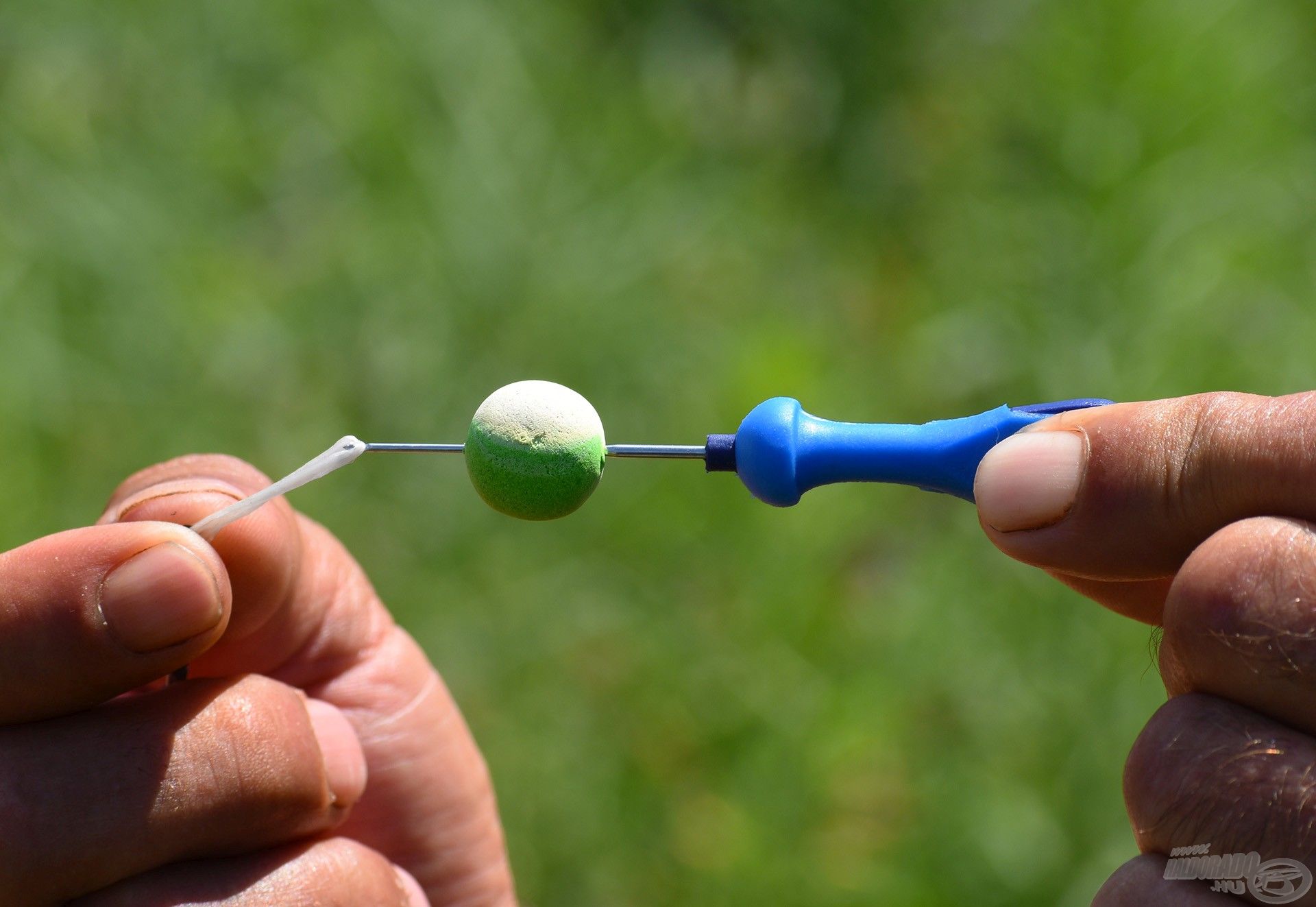 Egy 17 mm-es csalit szúrj át egy vékony fűzőtűvel, majd húzd át róla a golyót a duplán vett Bait Floss zsinórra!