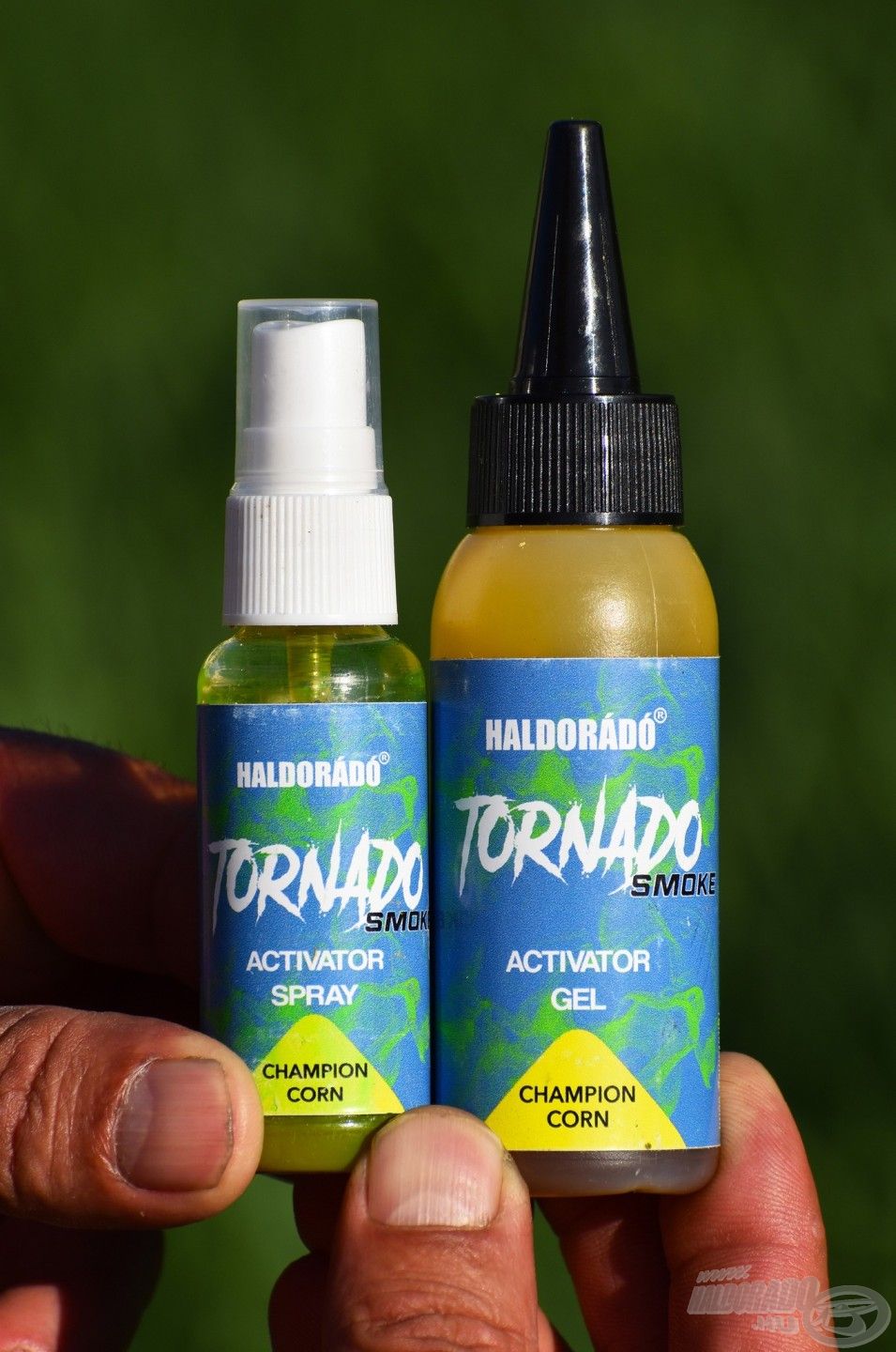 A natúr, édes kukoricás aromájú TORNADO Smoke Activator Spray és Gel változatok a csábító íz- és illatanyagok mellett vizuális ingert is biztosítanak, mivel zölden füstölnek