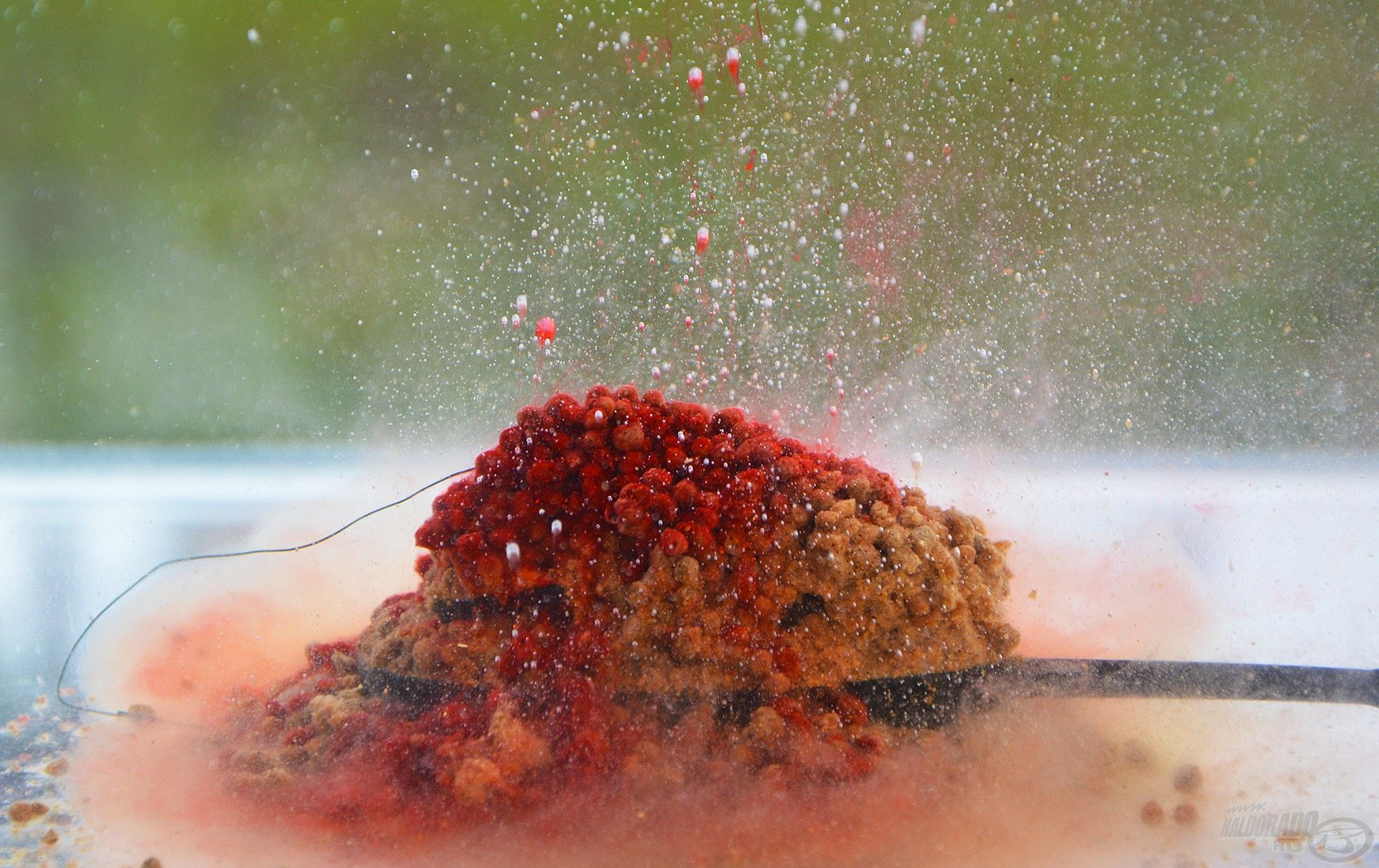 A Spray erősen megtapad a gombóc felületén és folyamatosan oldódik