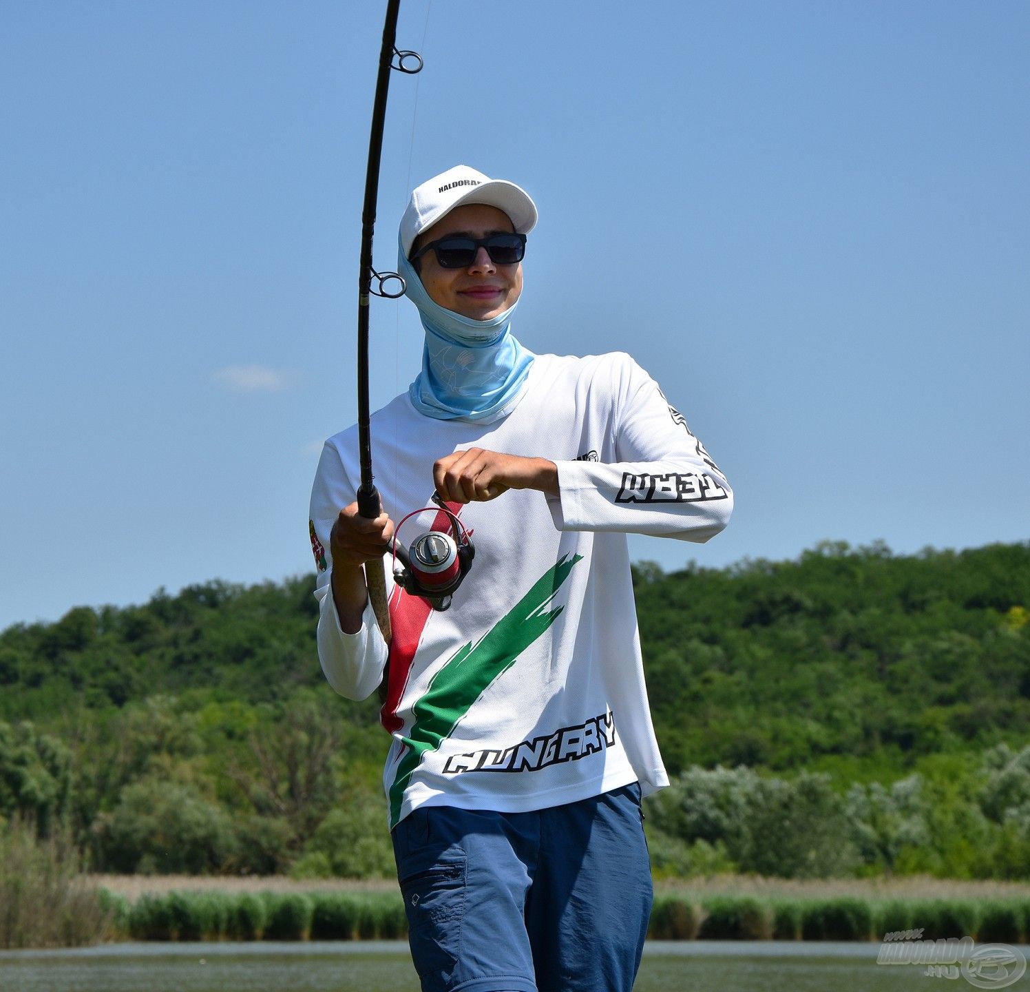 A Haldorádó 5P fehér baseballsapkát és az UV-álló felsőinket bátran ajánljuk a nyári, forró időjárásban való horgászatokhoz, mert garantáltan megvédik viselőjüket az UV sugarak káros hatásaitól