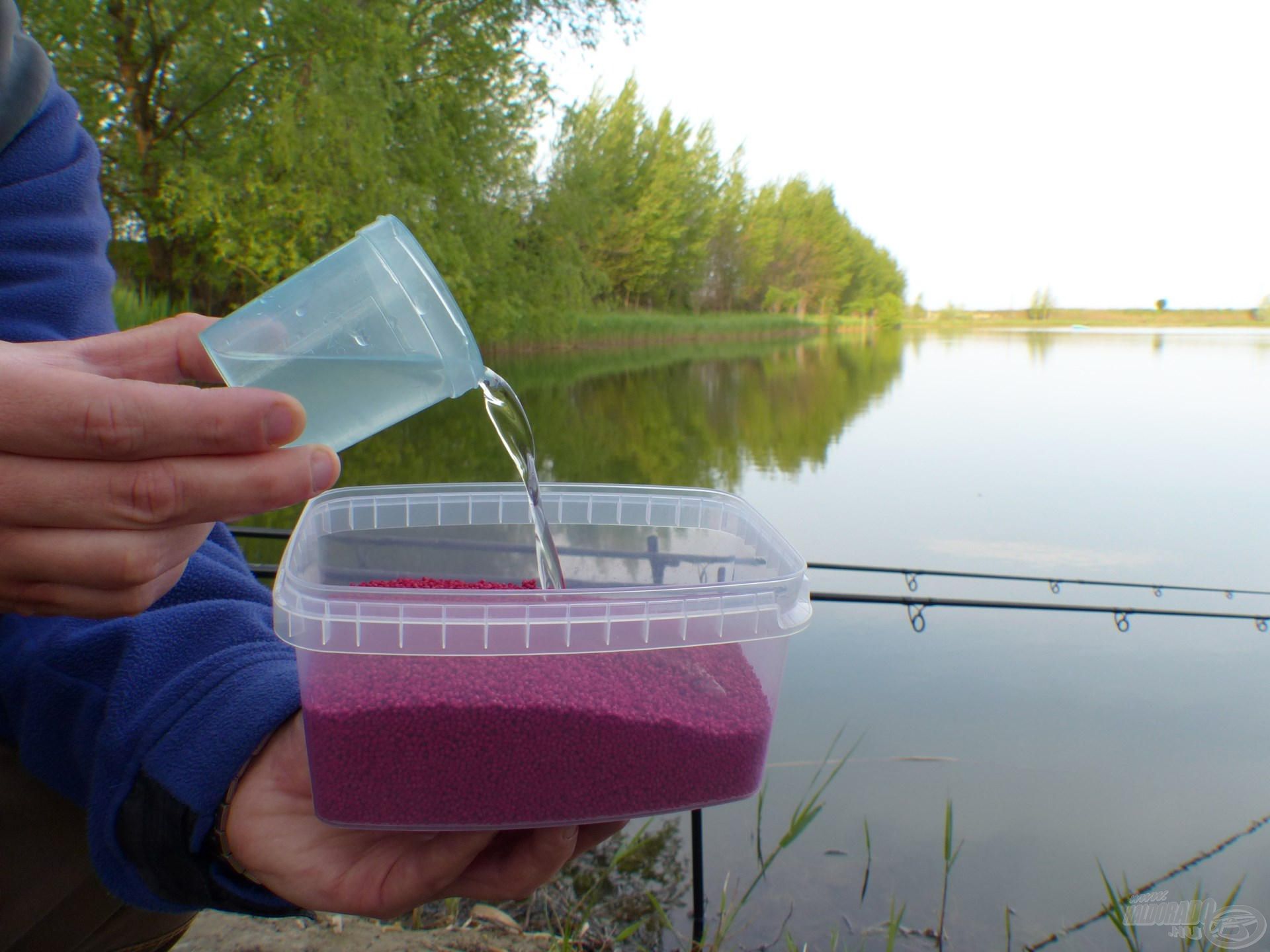 Majd külön a Fluo Micro Method Feed Pelletet a szokásos módon, 100 ml vízzel keverve…