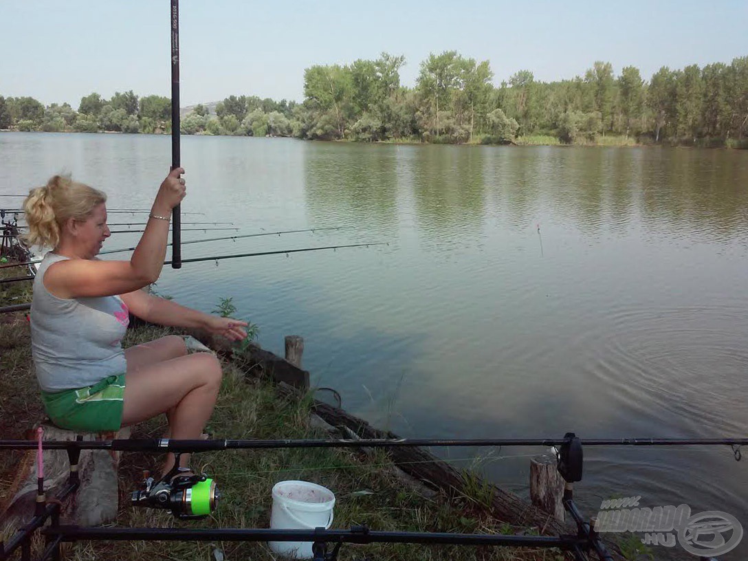 Kató éppen horgászni tanít…