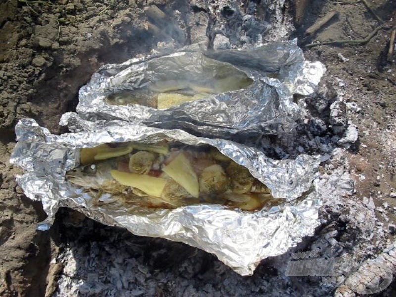 A fóliában sült hal az egyik standard étel a folyóparti konyhán