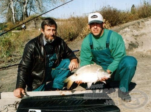 Egy átlagos méretű ponty, magyar horgászok kezében