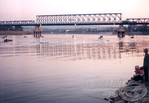 A Zsezsely hídlábakra ideiglenes híd került
