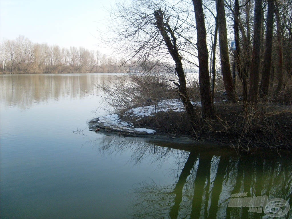 A tél nyomait még őrizte a közeli holtág befolyója