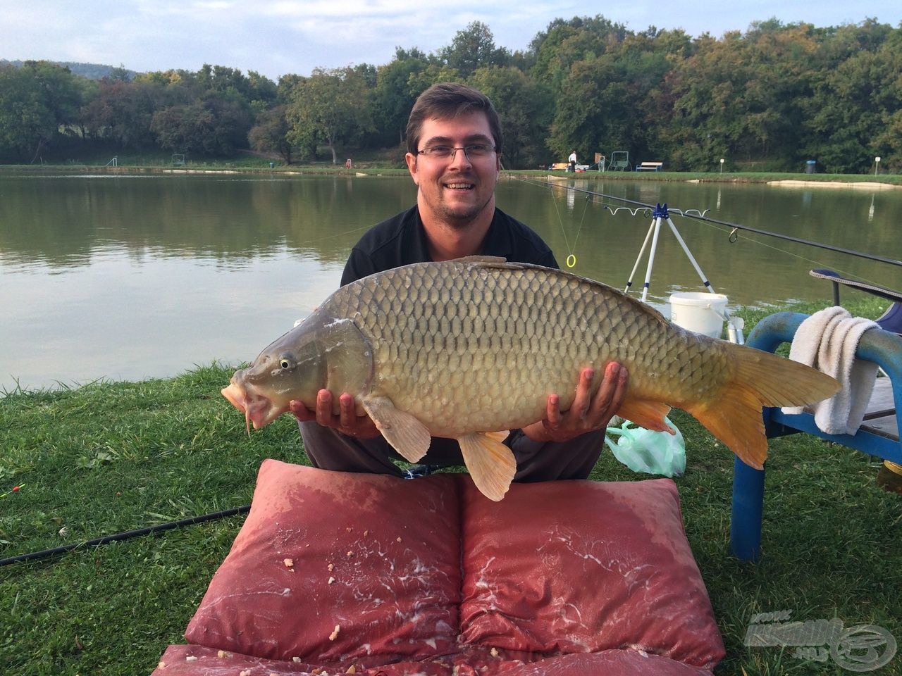 10,8 kg, egy mézes kukorica és Tüzes Ponty Fluo Lebegő pellet kombinációval sikerült becsapni