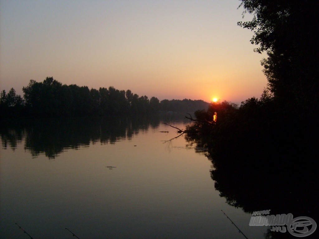 A hajnali látvány miatt is megéri a folyón horgászni
