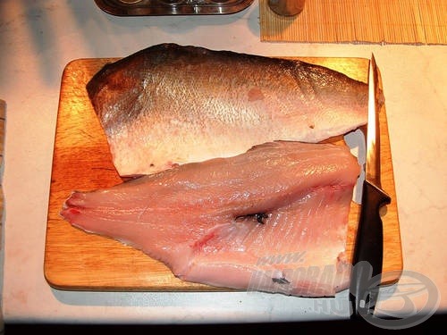 A friss hal ismérvei: ruganyos tapintású hús, fényes bőr. A filéről vágjuk le az uszonyok maradványait!