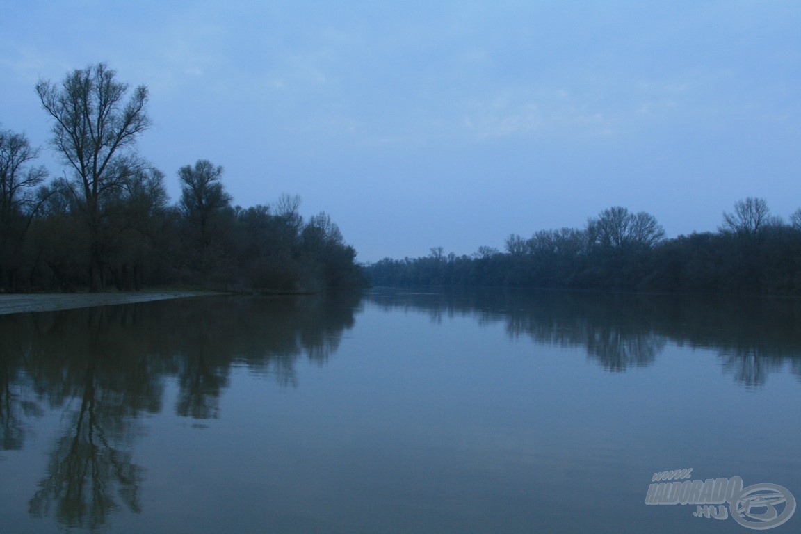 Csendesen rohan a Tisza 