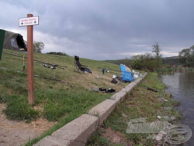 Táborhelyünk. Csak le ne bukjunk, hisz „Horgászni Tilos”…