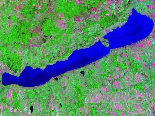 A tó jellemző áramlásai és medrének egyenetlensége a világűrből készített fotókon is kirajzolódik
