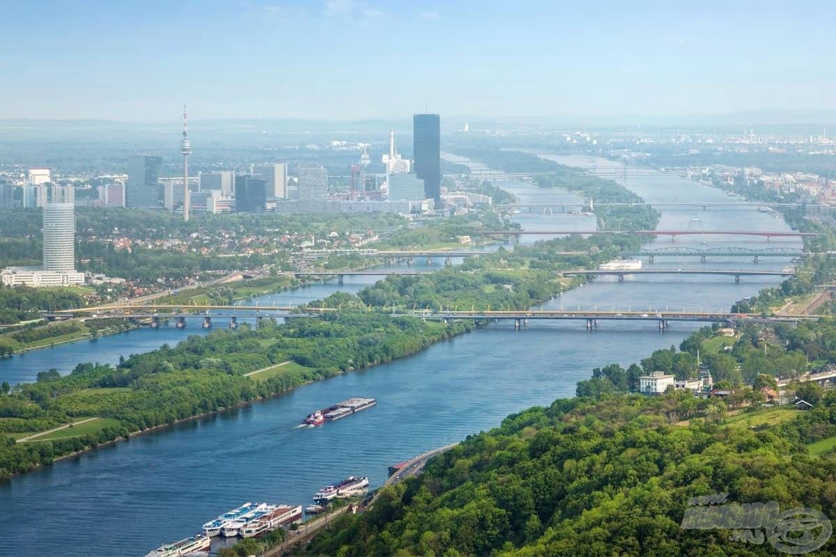 Bécs látképe. Előtérben a Duna folyó főmedre. A háttérben, vele párhuzamosan fut az Új-Duna medre