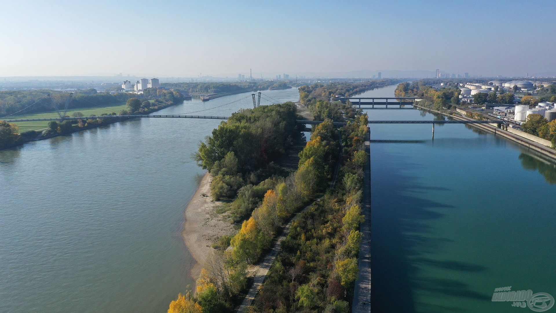 Bal oldalon a főmeder, jobb oldalon az Új-Duna, amely a folyóval párhuzamosan halad mintegy 21 km hosszam Bécs városán keresztül, az alsó-ausztriai Langenzersdorf községben a főfolyó csomópontjától, a 21. kerületen keresztül egészen a főfolyóval való összefolyásig. Árvízvédelmi célból épült az Új-Duna, amely elvezeti és tehermentesíti a főmedret, megvédve a fővárost. Vize lassan áramlik, egyes helyeken áll, mivel zsilipekkel szabályozott szakaszokról van szó