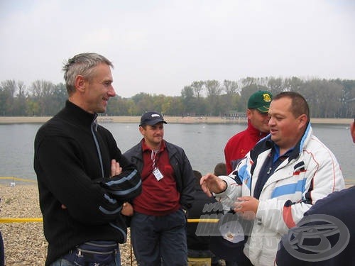 Željko Capan, horvát horgászmester (balról) és Mirko Jevremović SZM válogatott csapattag tapasztalatcsere közben