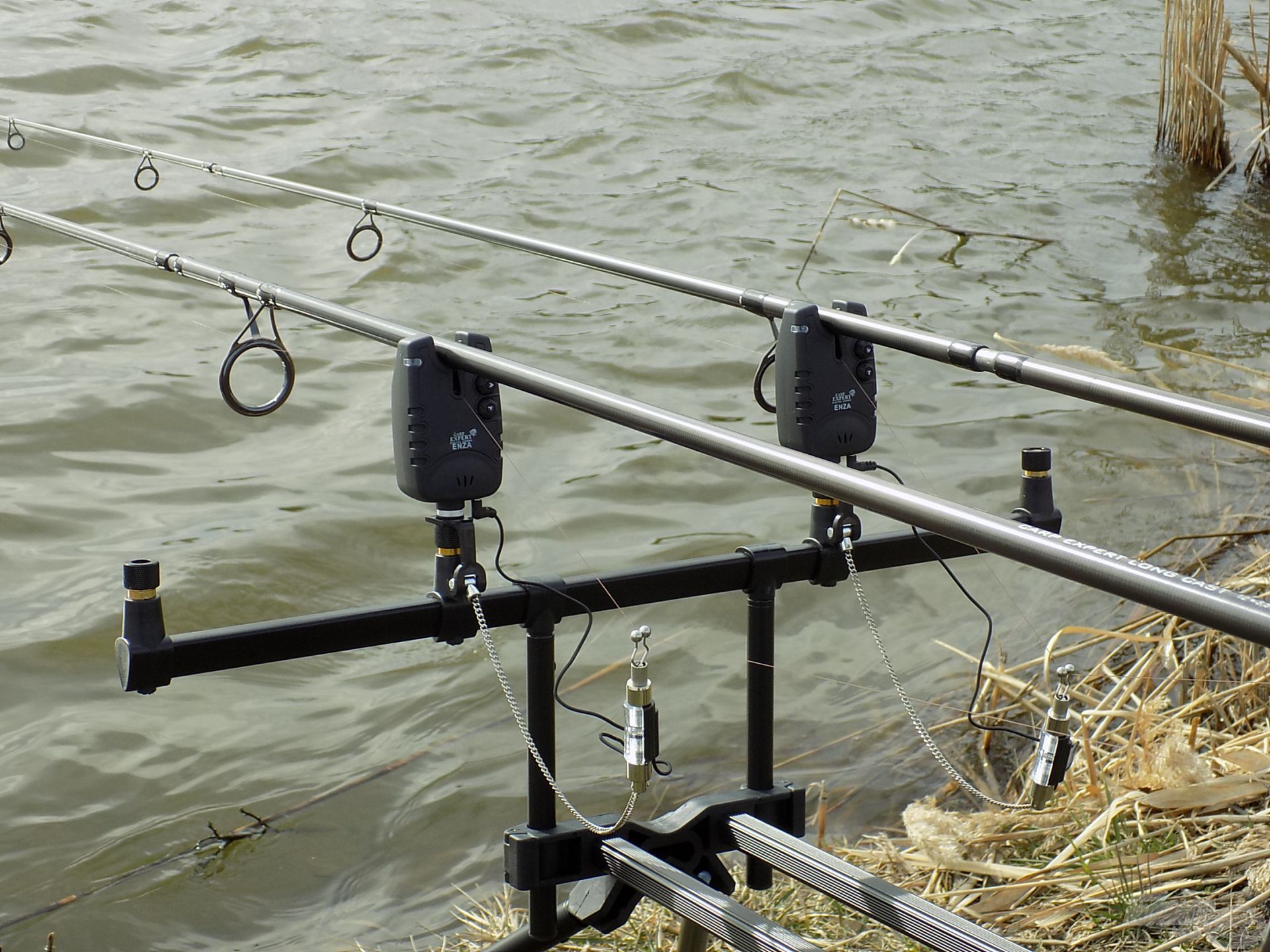 Egy minden elemében megegyező, ízig-vérig Carp Expert összeállítás a rod-podtól a jelzőn át a horogig