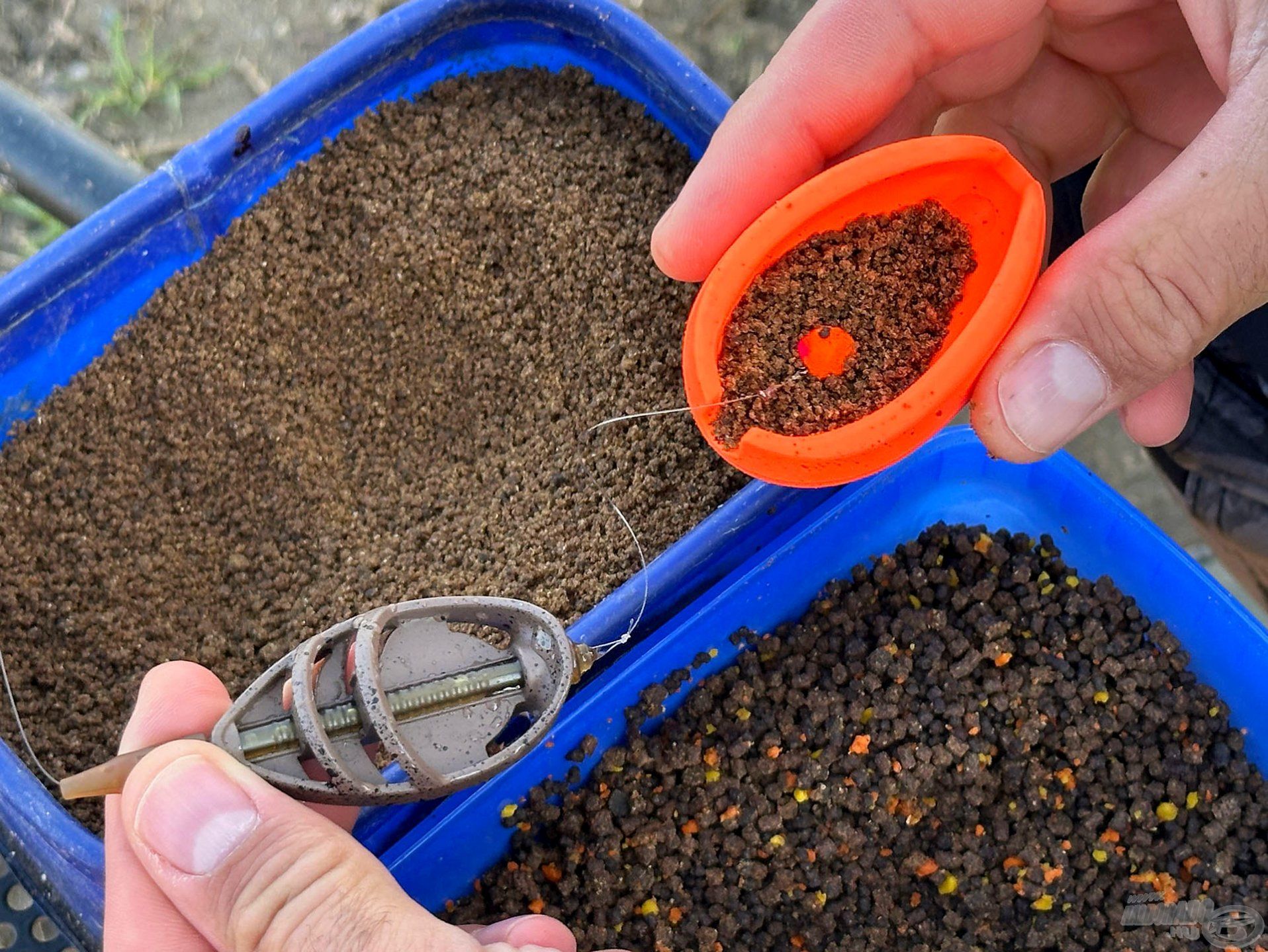 A kosár első felén nem található borda, így mindenképp oda célszerű pozícionálni a felcsalizott horgot!