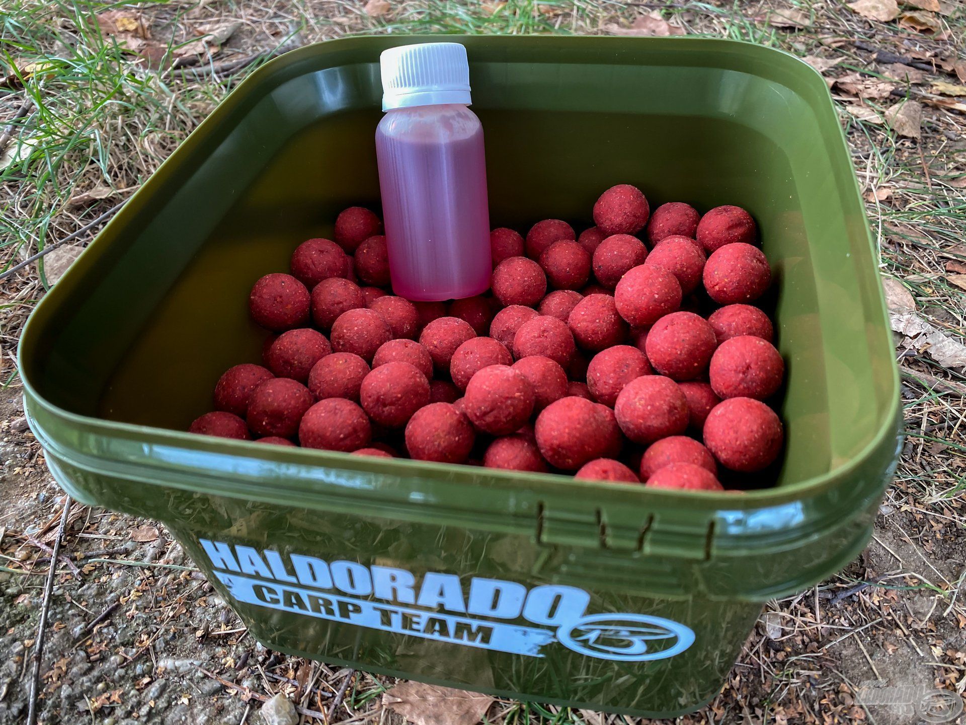 Praktikus új kiszerelés, egy ízben azonos 100 ml-es flakon aromával és egy szögletes Carp Team vödörrel