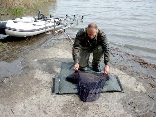 A sötét színű pontyzsákban megnyugszanak a halak, a sűrű szövés pedig nem sérti a testüket