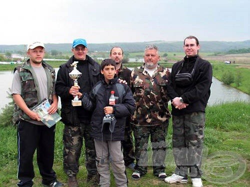 A „TESZT” csapatunk tagjai a Különdíj kupájával - balról: Csirmaz Gábor, Nyika Sándor, Arany László, Vágási Barnabás, Miklós Gábor, elől Vágási Gábor