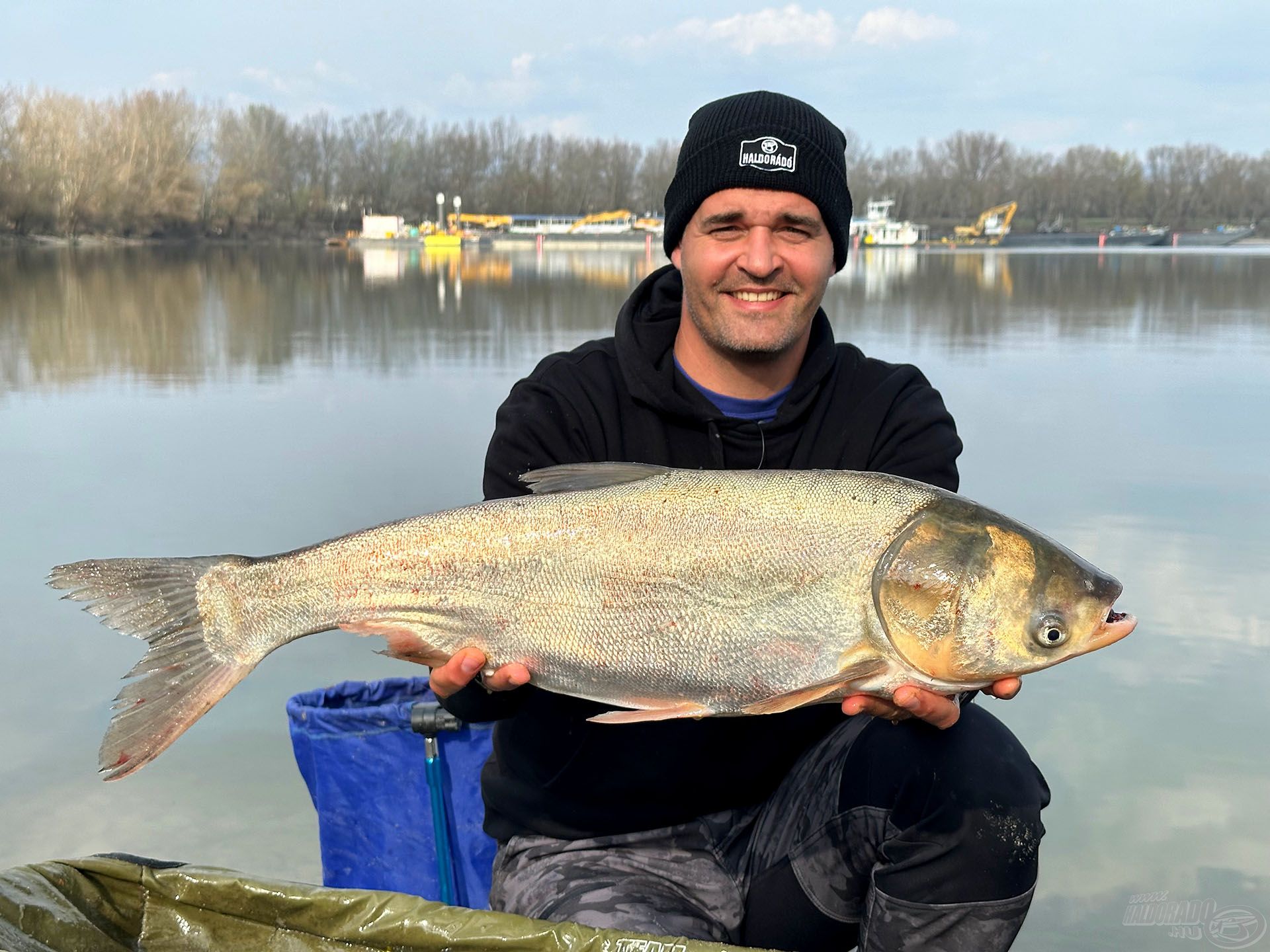 Mindenképp legyen nálunk olyan felszerelés, amely a halak partra emelését is lehetővé teszi