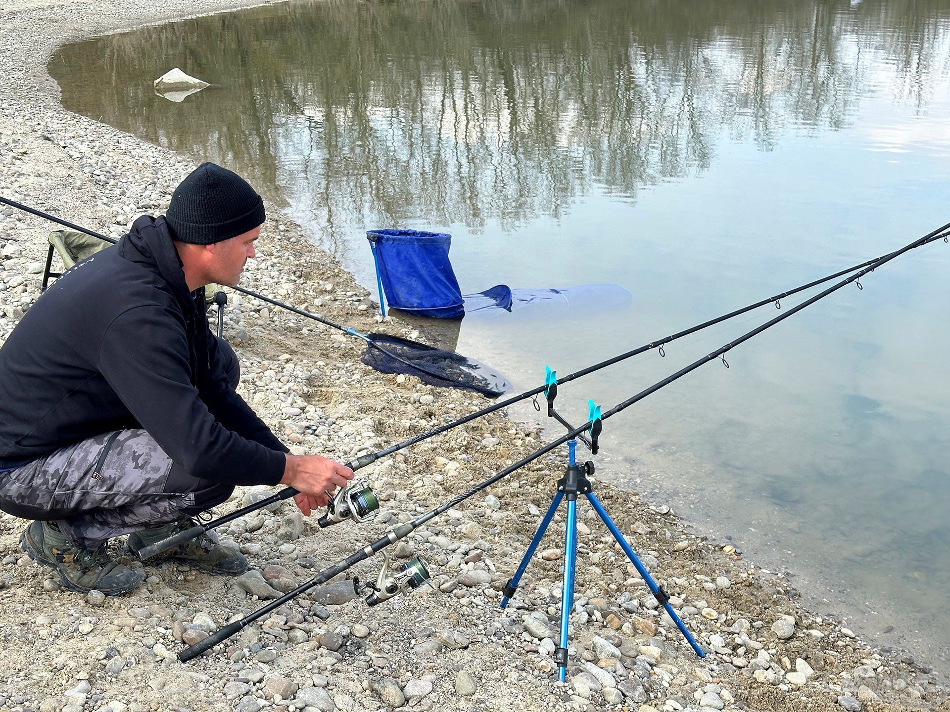 A kavicsos aljzat miatt elsősorban egy jó tripodra van szükség, amelyre a bottartót rátekerhetjük