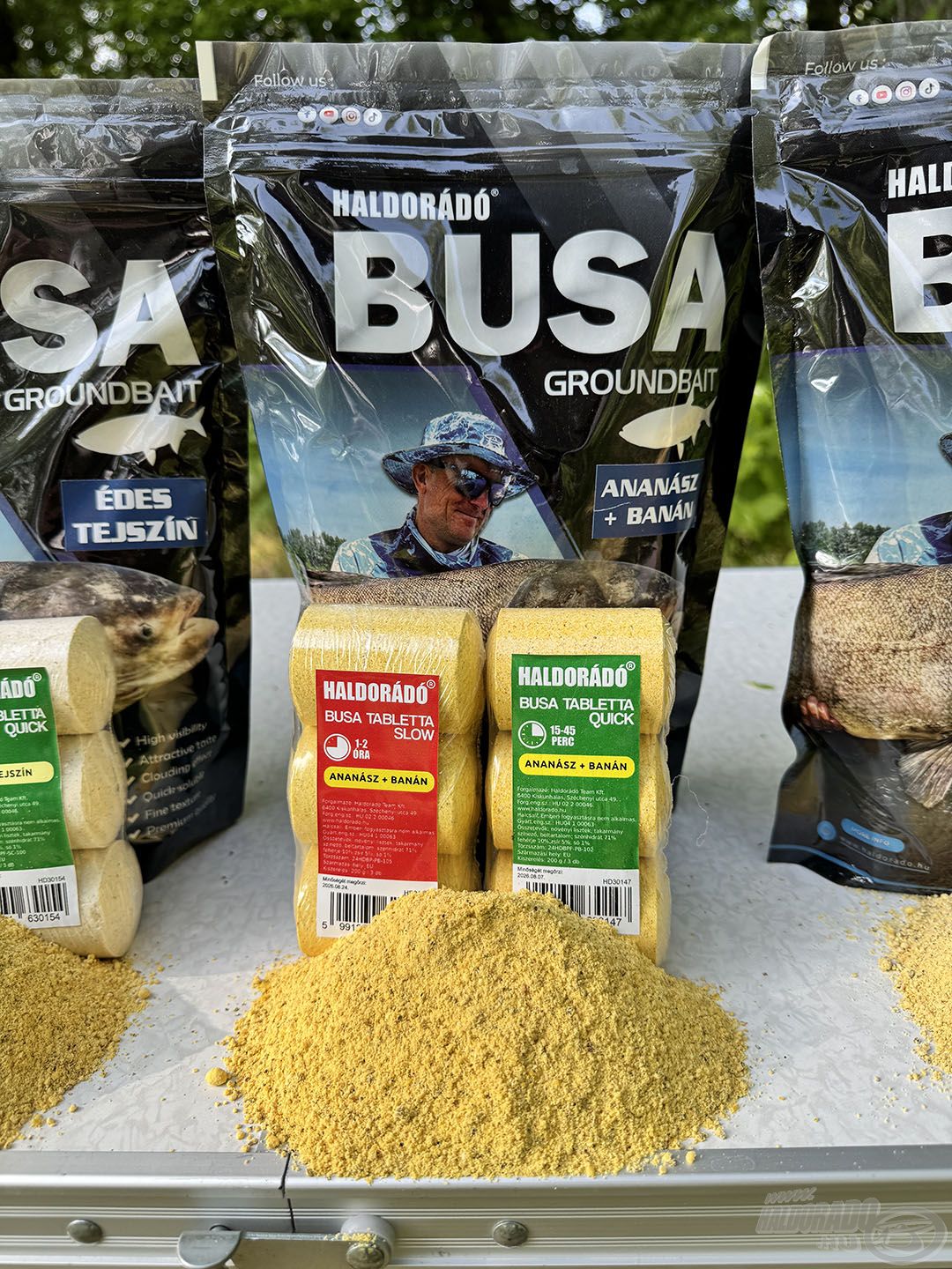Kellemesen gyümölcsös, édeskés aromájú keverék, mely élénksárga színével az egyik legkedveltebb busázó etetőanyagunkká vált