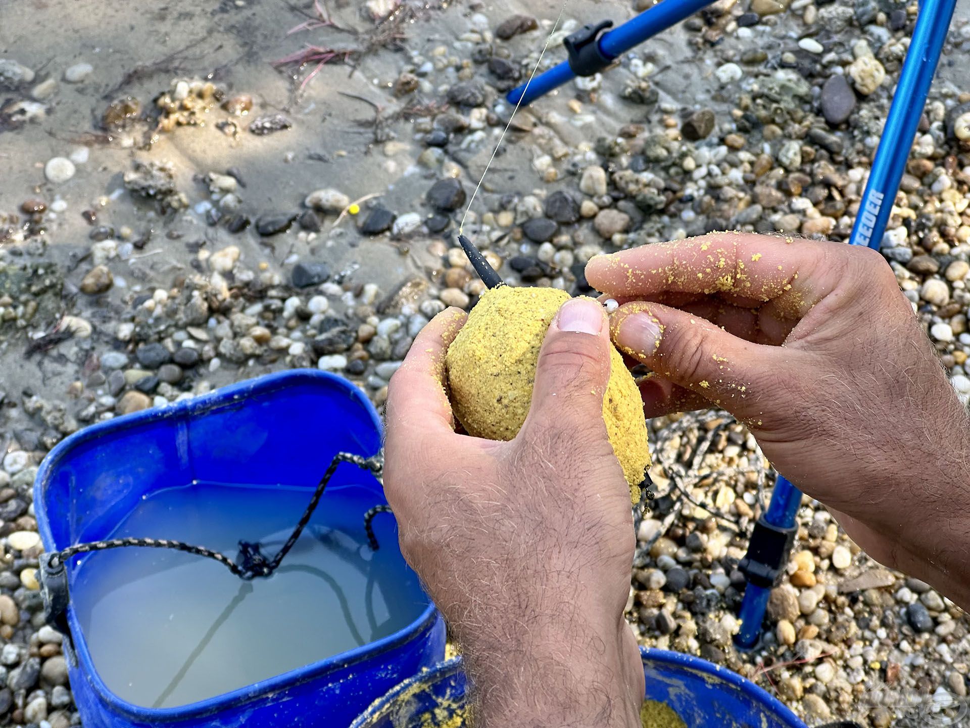 Fenekező busahorgászat során az etetőanyagok bordás vagy Pellet Feeder kosárban kínálhatók fel